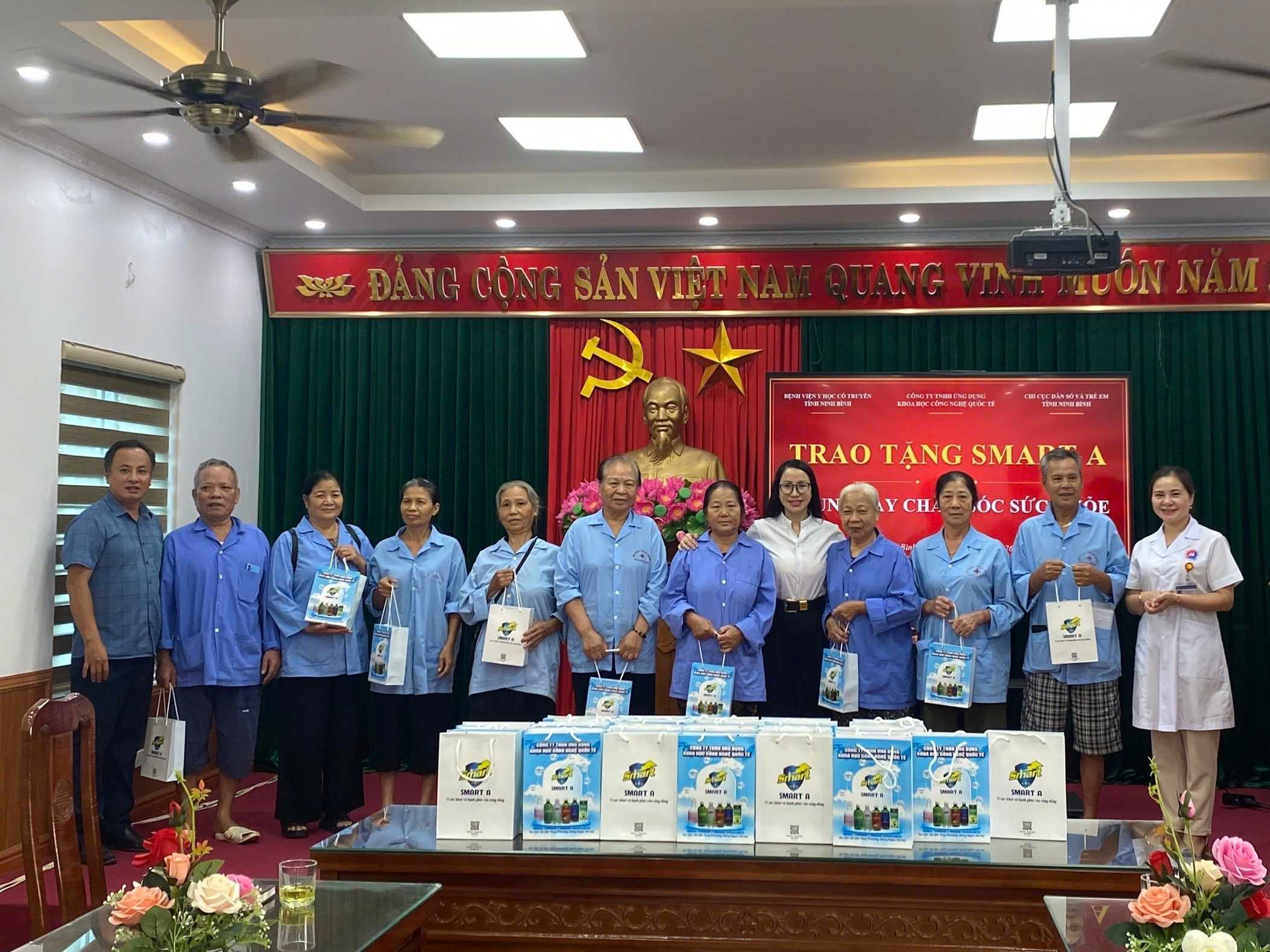 BỆNH VIỆN Y HỌC CỔ TRUYỀN TỈNH NINH BÌNH TỔ CHỨC CHƯƠNG TRÌNH “TRAO TẶNG SMART A – CHUNG TAY CHĂM SÓC SỨC KHỎE”